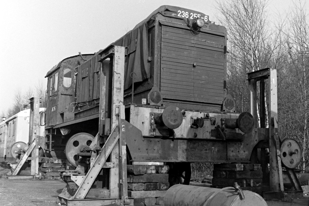 V36 255 ausgeachst im Bahnhof Wesel (1988)